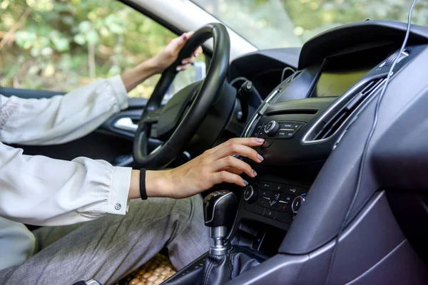 Mani Femminili Volante Auto Donna Guidatore Interno Della Vettura — Foto Stock