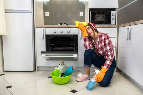 Frau Mit Gummihandschuhen Und Desinfektionsmittel Wäscht Den Boden Der Küche — Stockfoto