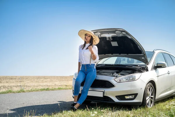 Hübsche Junge Frau Schaut Auf Den Motor Des Kaputten Autos — Stockfoto