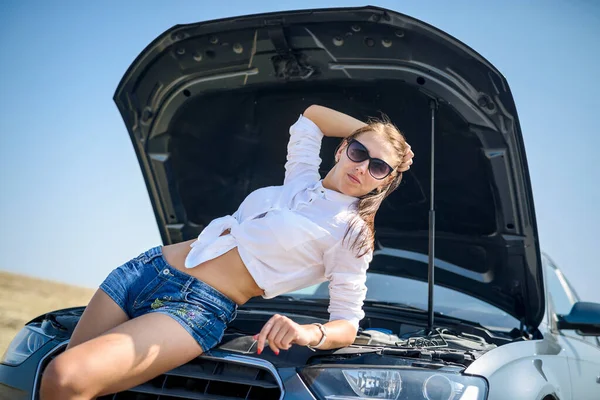 Mujer Joven Estresada Mirando Motor Coche Problemas Viaje Coche Necesita — Foto de Stock