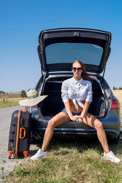 Sexy Schöne Europäische Modell Sommerurlaub Und Sonnenbrille Posiert Luxuriösen Auto — Stockfoto