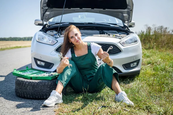 Schöne Frau Overalls Mit Den Schlüsseln Die Auf Ihrer Reise — Stockfoto