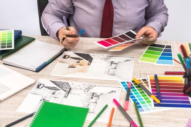 Duvarları boyamak için şık bir tasarımcı seçmişsin. Hayalindeki apartman dekorasyonu.