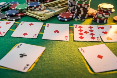 Kumarhane masasında poker fişleri ve dolar banknotları. Oyunda bahis oynayıp kazanmak! Kumar.