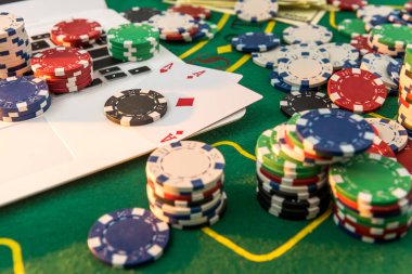 Çipler, kart paraları ve online poker veya kumarhane için dizüstü bilgisayarlar. Para kazanmak için risk
