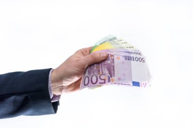 Takım elbiseli adam beyaza izole edilmiş avro banknotları teklif ediyor.