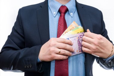 İşadamı, avro banknotlarını cebine saklayan elleri