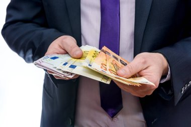 Erkek eller vantilatörde avro banknotları teklif ediyor