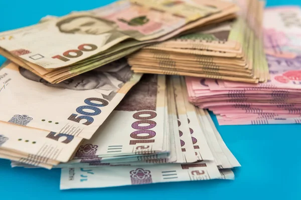 Украинские Гривны Деньги Новые Купюры 1000 500 Изолированных Синий Куча — стоковое фото