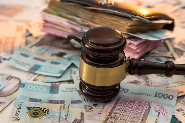 Ukrayna Hrivniyası dolu siyah deri bir cüzdan. 1000 yeni alıcı. Hakimin çekici paranın üzerinde yatıyor. UAH.