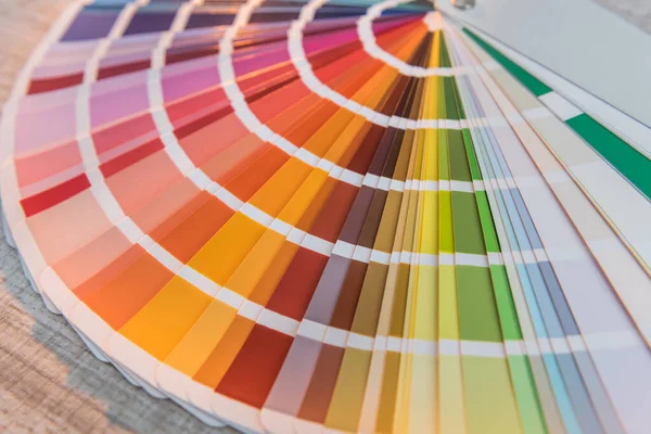 カラーガイドスペクトルパレットサンプル 着色のためのカタログ 複数の選択虹紙 — ストック写真