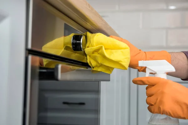 Mano Hombre Con Guantes Limpiando Horno Cocina Tareas Domésticas — Foto de Stock