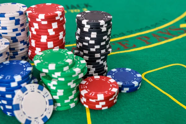 Fichas Poker Coloridas Mesa Verde Conceito Jogo Fundo — Fotografia de Stock