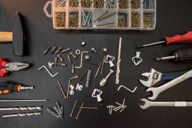 onarım için matkap uçları, vidalar, tornavida bit uçları ve altıgen anahtarı grubu