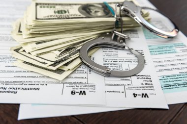 Yasadışı suç zamanı dolar ve vergi formu. 