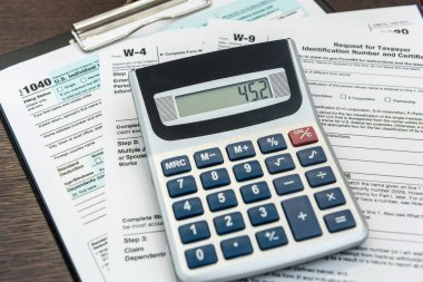 Mali gelir, vergi hesaplama makinesi süresi ve federal formun üzerinde yatan kalem. Son teslim tarihi