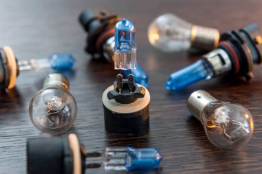 Farlar için ampuller. Karanlık arka planda modern teknoloji olarak otomatik elektrikli lamba. Vechile halojen ampullerini kapat