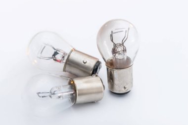 Elektrik ampulü arka planda izole edildi. Araba farları için ekipman, teknoloji