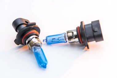 Halojen araba ampulleri beyazda izole edilmiş. Tamir için otomobil elektrikli cam farları