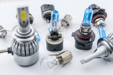 Diod ve halojen ampuller beyaza izole edilmiş. Otomatik far için elektrikli cam lamba