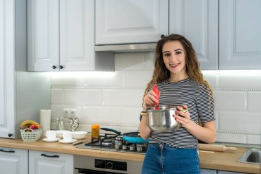 Mutlu genç bayan mutfakta lokantayı hazırlıyor. Sağlıklı kadın yaşam tarzı. Diyet