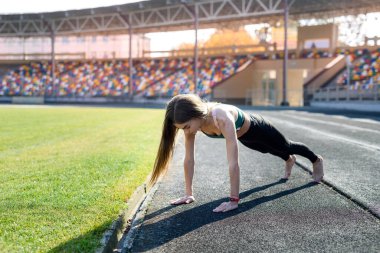 Dışarıda egzersiz yapan bir kadın. Fitness ve sağlıklı yaşam tarzı konsepti