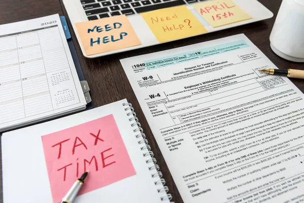 Steuerformulare Mit Stift Und Taschenrechner Und Aufkleber Mit Text Tax — Stockfoto