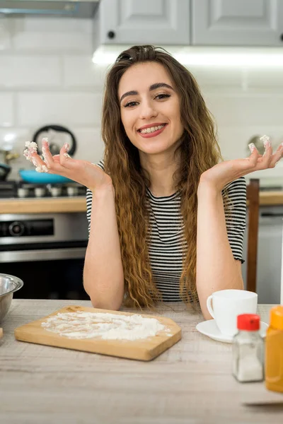 Kvinna Matlagning Bageri Äta Blanda Ingredienser Mjöl Ägg Olja Och — Stockfoto