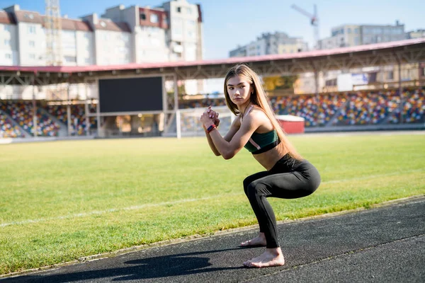 Ejercicios Matutinos Estadio Mujer Joven Deportiva Delgada Haciendo Ejercicios —  Fotos de Stock