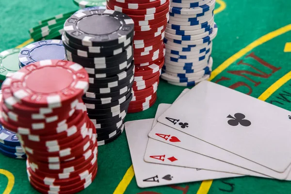 Conceito Jogo Quatro Ases Combinação Com Fichas Poker Mesa Verde — Fotografia de Stock