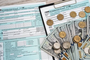 Vergi formu 1040 dolar ve madeni para hesap makinesi. İş ve vergi kavramı. 2019 'da vergi ödeyin. 2020 kulak..