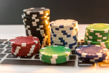 Dizüstü bilgisayardaki farklı maliyetli kumarhane fişleri. Gabmling. Oyunda oyna ve kazan.