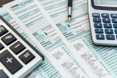 Hesap makinesi ve kalemli vergi formları. Finansal muhasebe. Belgeler.