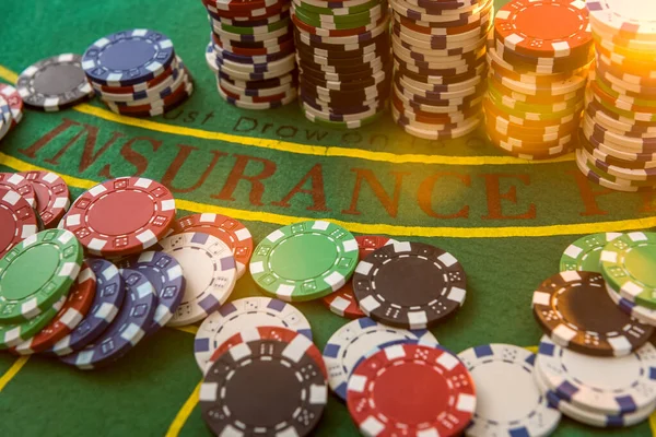Muitas Fichas Poker Custo Diferente Mesa Jogo Grande Jogo Aposta — Fotografia de Stock