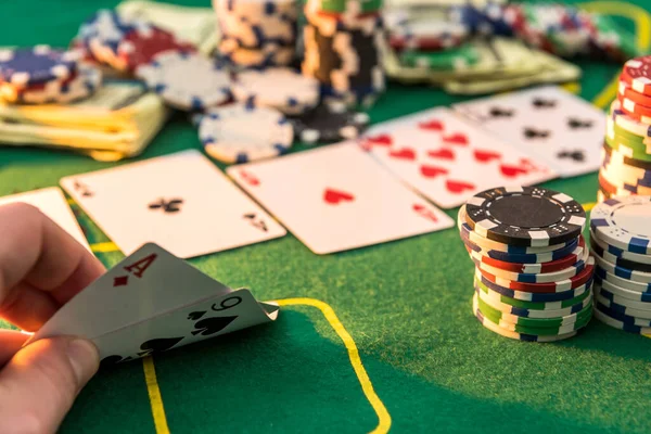 Άποψη Ενός Τραπεζιού Τυχερών Παιχνιδιών Πολλές Κάρτες Πόκερ Και Μάρκες — Φωτογραφία Αρχείου