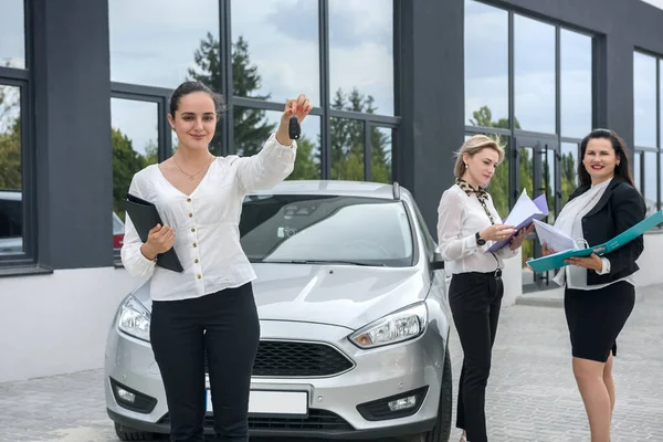 Покупці Які Дивляться Автомобіль Купують Контракт Поблизу Нової Машини Великі — стокове фото