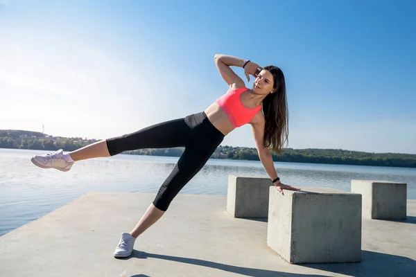 Mladá Atletka Tlačí Jezeru Sportovní Tréninkové Koncepty — Stock fotografie