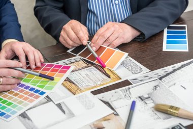 Daire çizimi, renk paleti, ofis masasında dizüstü bilgisayar ile iç mimar işi. ev planı projesi.