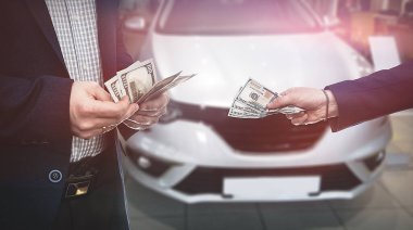 Müşteri bize satılık ya da yeni araba kiralamak için para veriyor. .