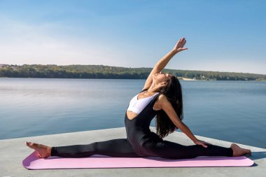 Sıcak bir yaz gününde ayrılan güzel bir kadın. spor aktif yaşam tarzı konsepti