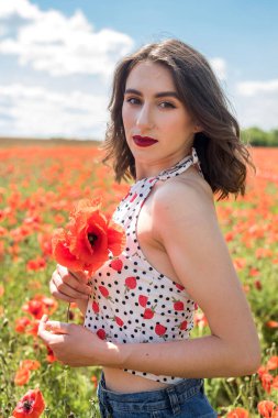 Poppy 'de yaz gününde yalnız genç bir kadın, yaşam tarzı.