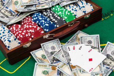 Poker fişleri kumar masasında, içinde para ve kâğıtlar var..