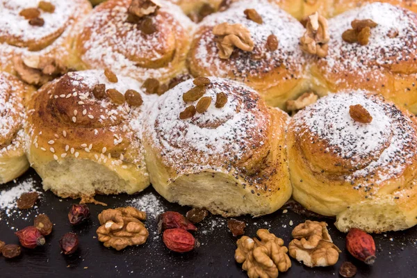 Lecker Gebacken Und Mit Puderzucker Bagel Und Brötchen Bestreut Hausgemachtes — Stockfoto