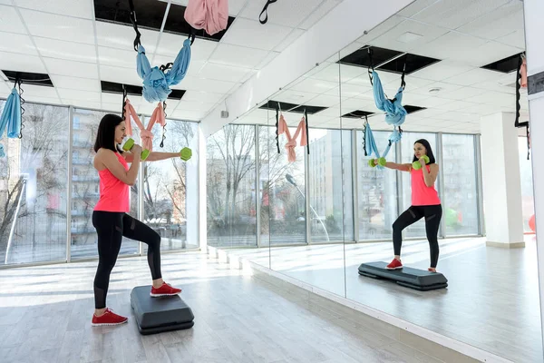 Mulher Jovem Esportiva Exercitando Ginásio Com Halteres — Fotografia de Stock