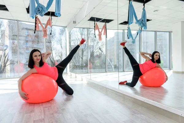 Mooie Jonge Vrouw Doet Krachttraining Fit Bal Aerobics Klasse Studio — Stockfoto