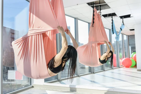 Mulher Bonita Fazendo Exercício Com Rede Estúdio Aptidão Para Tudo — Fotografia de Stock