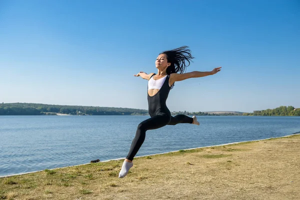 Usmívající Mladá Gymnastka Skáče Rozštěpená Venku Jezera Zdravý Životní Styl — Stock fotografie