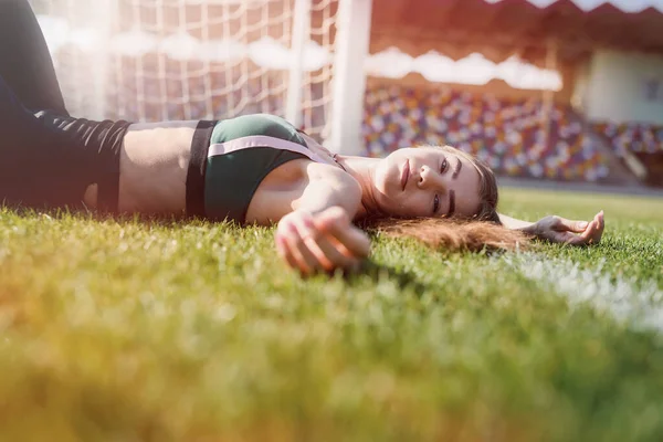 운동을 하거나 경기장에서 휴식을 취하는 여성의 건강과 — 스톡 사진