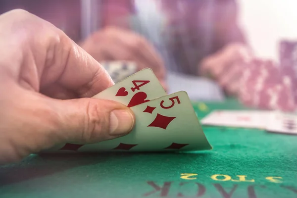 Mão Masculina Segurar Fichas Cartões Para Poker Mesa Casino Negócios — Fotografia de Stock