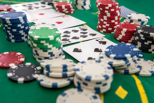 Muitas Fichas Poker Com Cartão Jogo Mesa Casino Risco Jogo — Fotografia de Stock